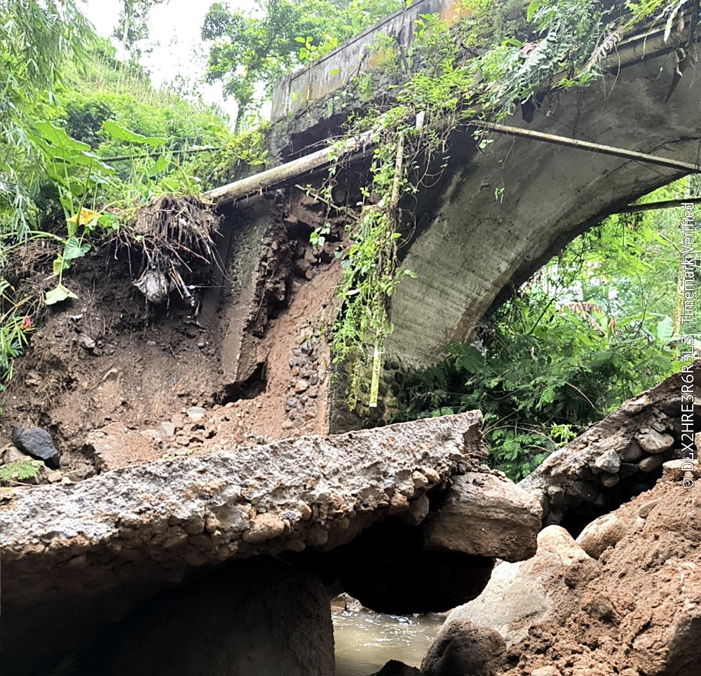 Jembatan di Dusun Ngadiloka, Desa Kalikuning, Kalikajar, Wonosobo terpaksa ditutup karena tiang penyangga ambrol.  &nbsp;