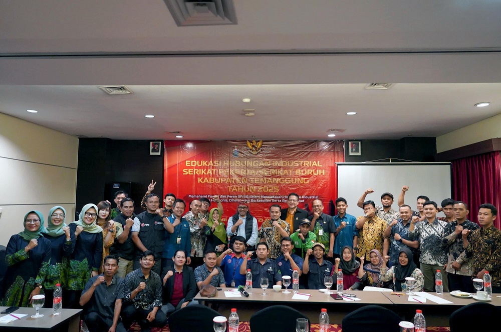 Bupati Temanggung Agus Setyawan bersama serikat buruh dan pekerja.