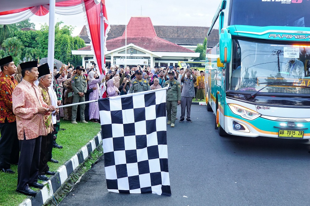 Wakil Bupati Magelang Sahid melepas keberangkatan calon jamaah haji kloter 83 di halaman Setda Kabupaten Magelang, Minggu (25/5/2025).&nbsp;