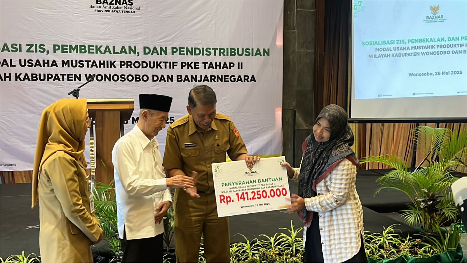 Penyerahan bantuan modal usaha kepada mustahik dari Wonosobo dan Banjarnegara dari Baznas Provinsi Jawa Tengah, Senin (26/5/2025) di Hotel Dafam Wonosobo.