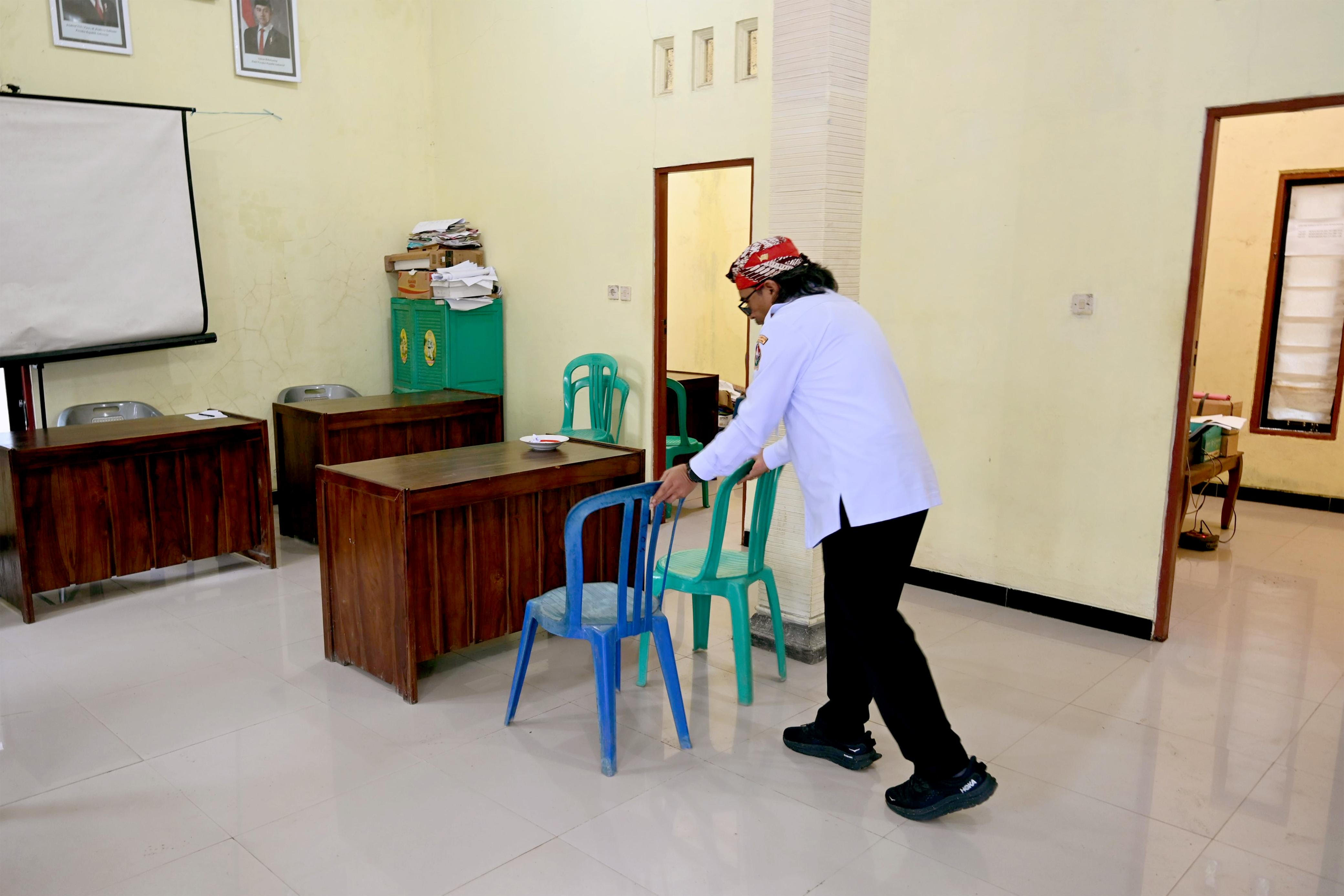 Bupati Temanggung Agus Setyawan saat sidak ke kantor Desa Bendungan, Kecamatan Tretep, baru-baru ini. Ia marah mendapati kantor desa sepi pada jam kerja.