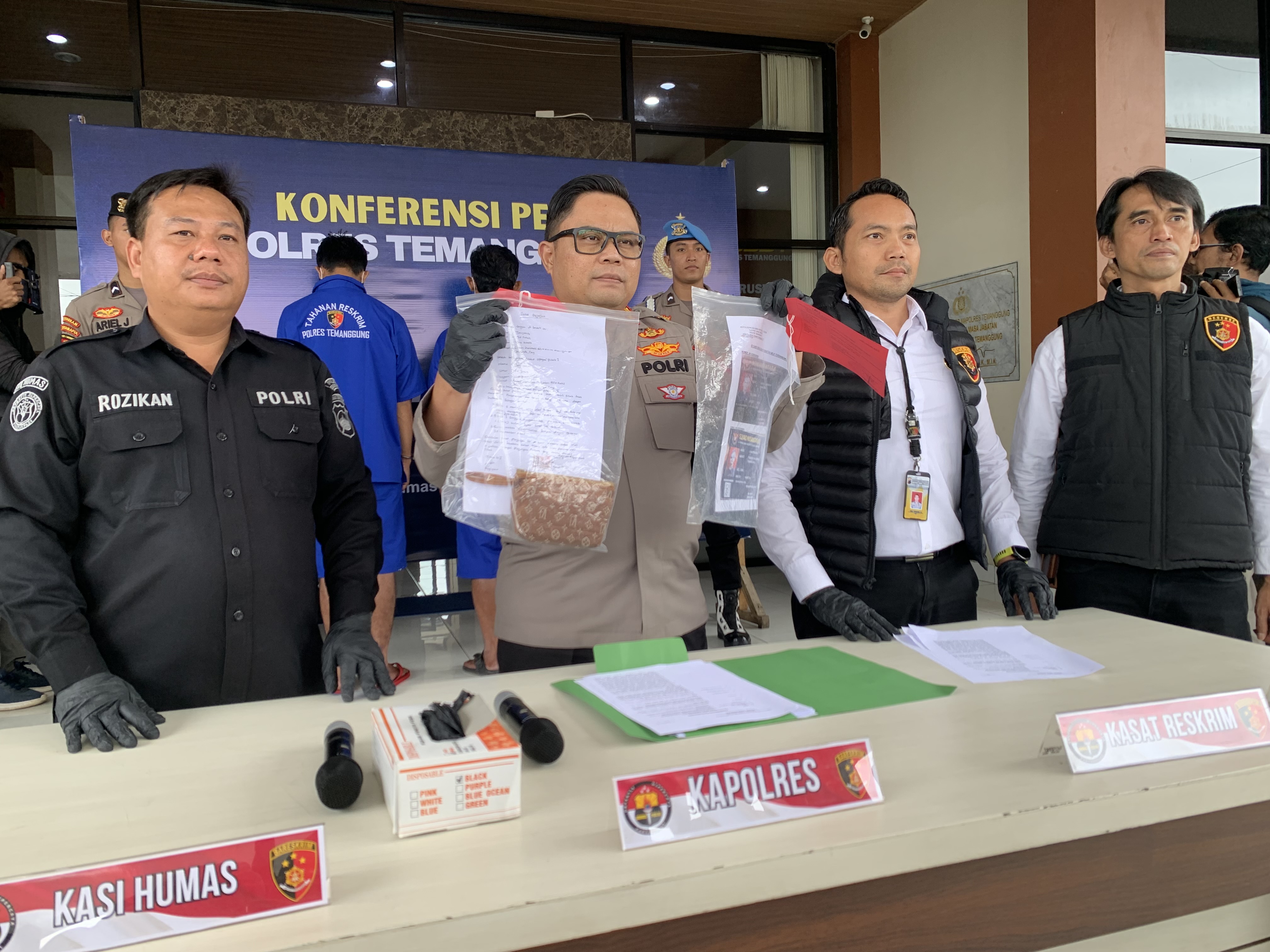 Kapolres Temanggun AKBP Rully Thomas bersama jajaran menunjukkan barang bukti dugaan pemerasan yang dilakukan 2 tersangka.