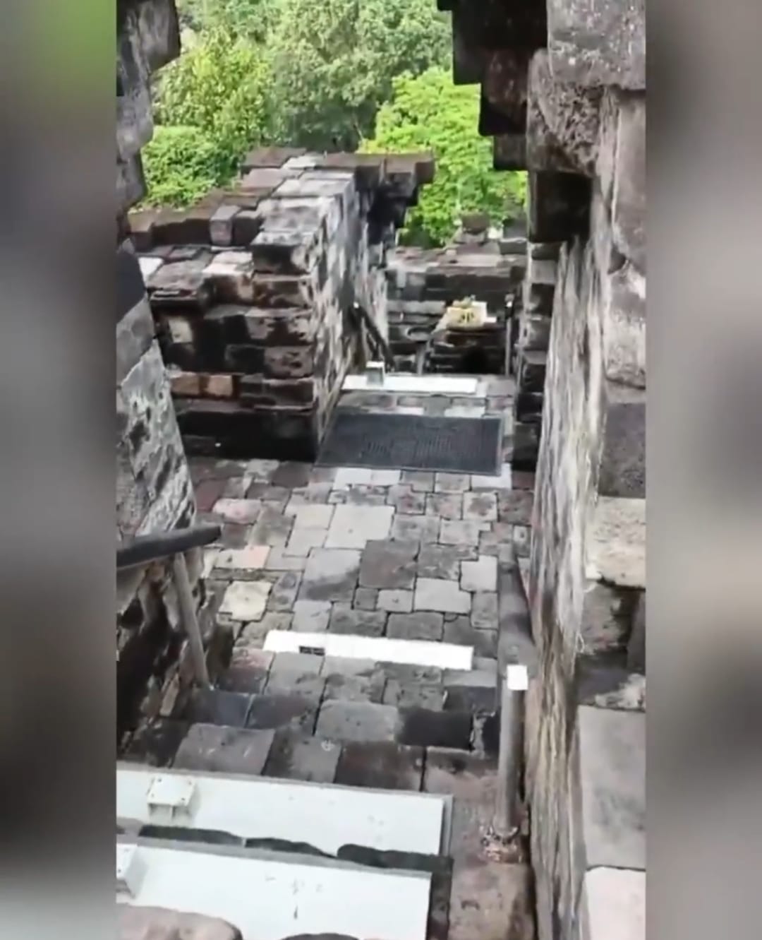 Viral, di tangga Candi Borobudur dibangun eskalator menuju puncak untuk  Presiden Prabowo Subianto dan Presiden Prancis Emmanuel Macron.