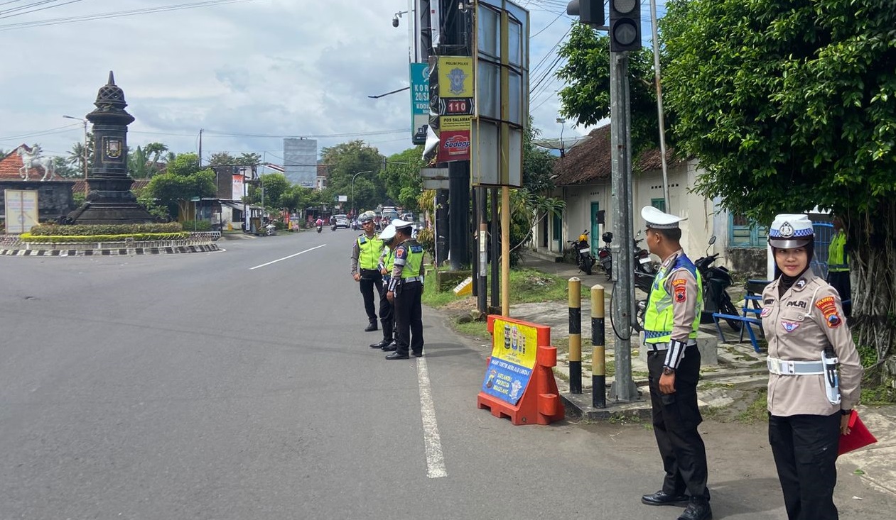 Anggota Satlantas Polresta Magelang melakukan operasi gabungan untuk menindak pelanggaran terhadap kelas jalan dan kendaraan Over Dimension dan Overloading, Selasa (27/5/2025)