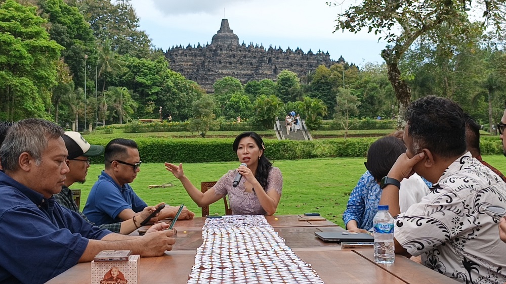 Direktur Utama InJourney Maya Watono memberika penjelasan soal pemasangan stairlift menjelang kunjungan Presiden Prancis Emmanuel Macron dan Presiden Prabowo Subianto, 29 Mei mendatang.