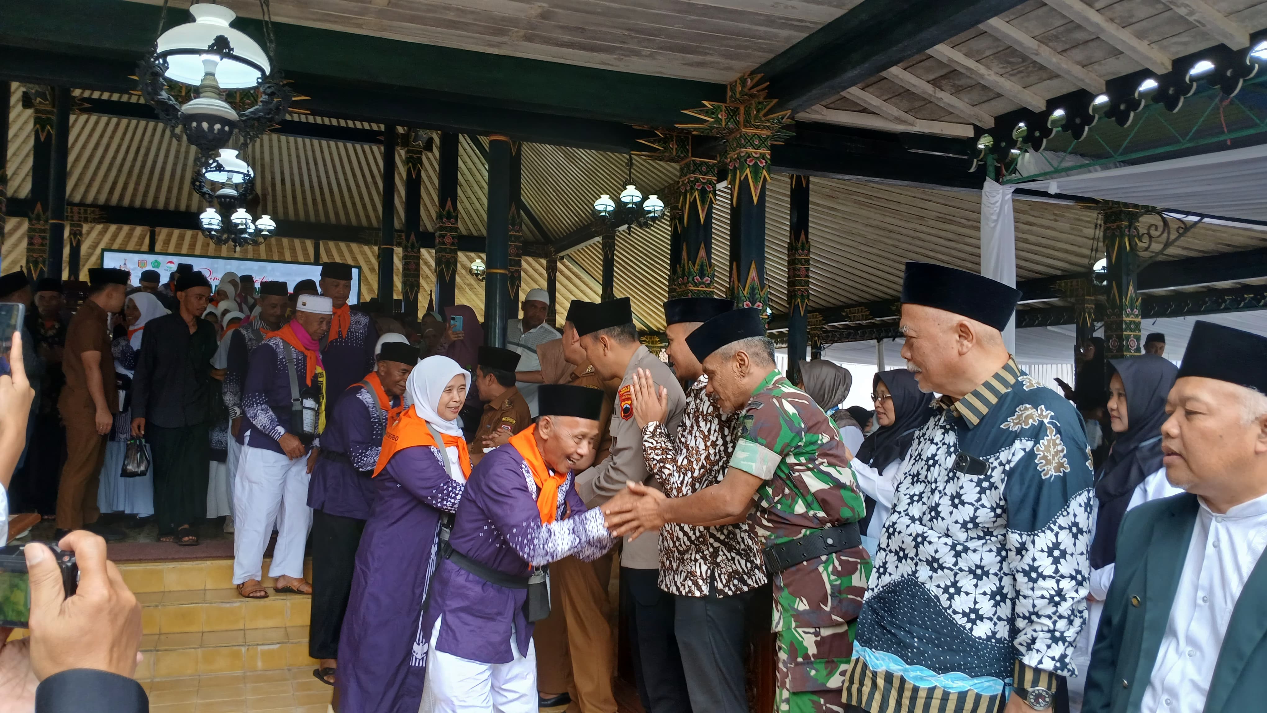 Pelepasan calhaj kloter 86 pertama yang diberangkatkan dari pendopo kabupaten Senin (26/5/2025).
