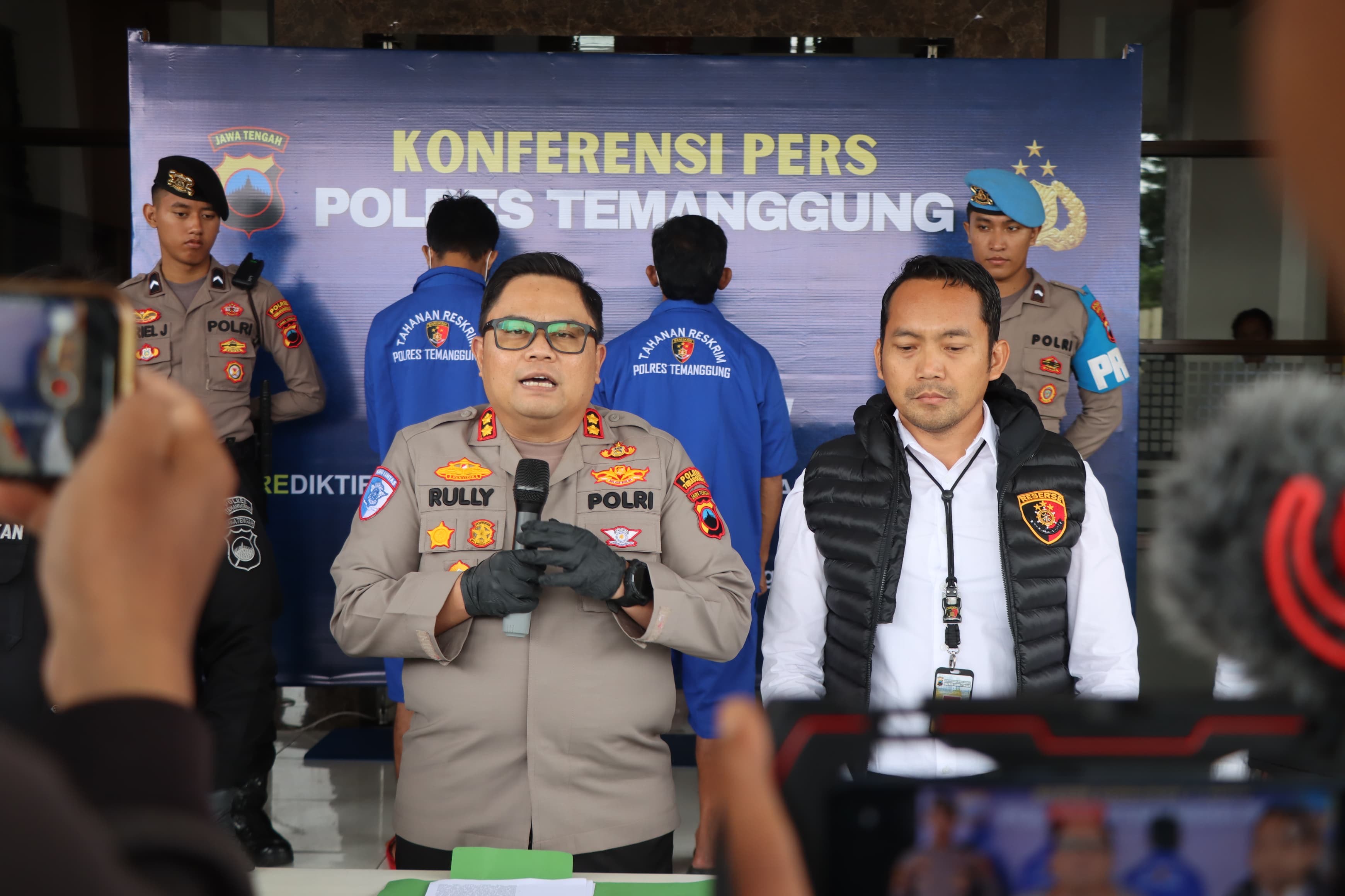 Kapolres Temanggung AKBP Rully Thomas dalam konferensi pers hasil Operasi Aman Candi tahun 2025.