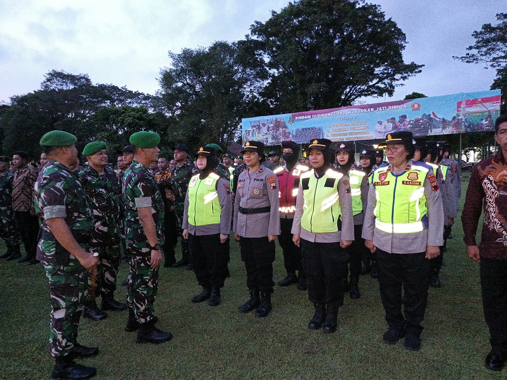 Kepala Staf Korem (Kasrem) 072/Pamungkas Kolonel Inf Dec Jerry Simanungkalit mengecek kesiapan anggota menjelang kunjungan Presiden Prancis Emmanuel Macron dan Presiden Prabowo Subianto ke Magelang