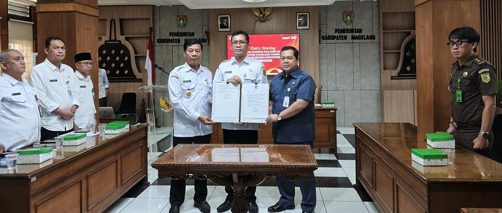 Kajari Kabupaten Magelang Zein Yusri Munggaran, Bupati Magelang  Grengseng Pamuji dan Wabup Sahid menunjukkan pakta integritas pengawasan pengadaan barang dan jasa strategis.