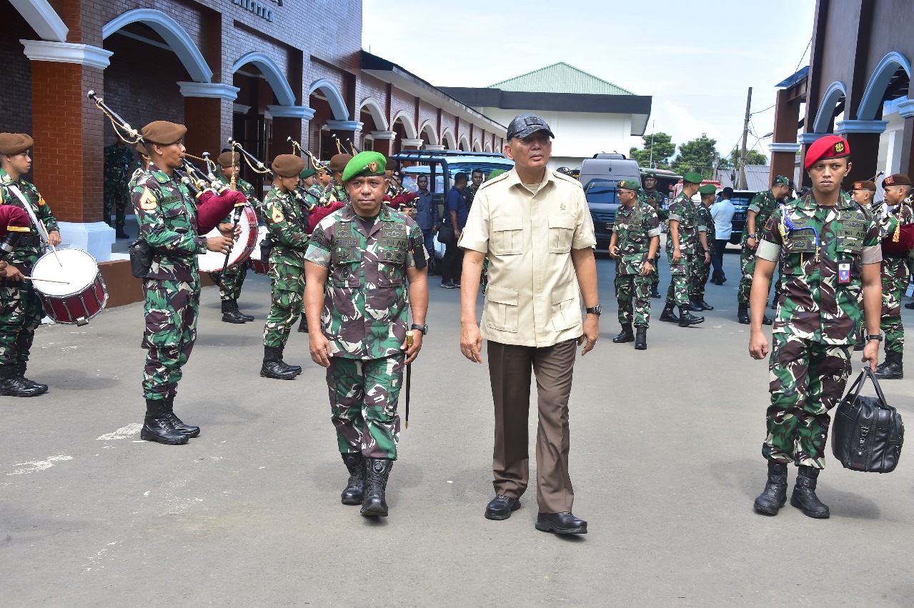 Menteri Pertahanan Sjafrie Sjamsoeddin meninjau kesiapan Akmil Magelang menjelang kunjungan Presiden Prancis Emmanuel Macron dan Prabowo Subianto.