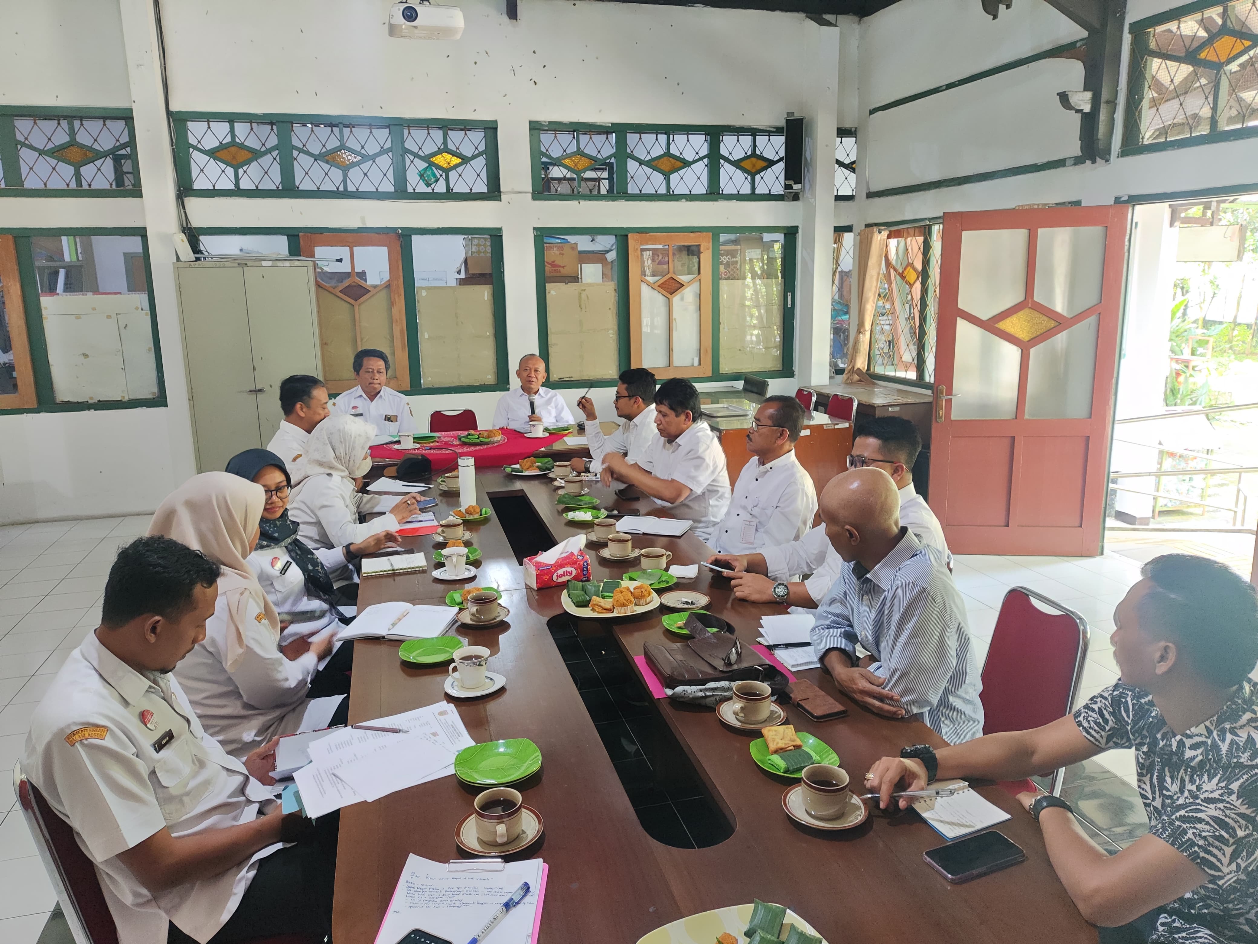 Rapat koordinasi khusus tim asistensi sampah dengan Dinas Lingkungan Hidup Kabupaten Wonosobo, Rabu (28/5/2025).