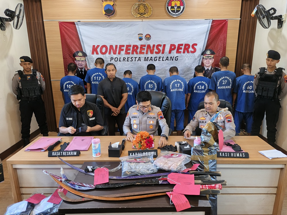 Kapolresta Magelang Kombes Herbin Sianipar dan Kasat Reskrim Polresta Magelang AKP La Ode Arwansyah menunjukkan tersangka dan barang bukti pengeroyokan pedagang durian.&nbsp;