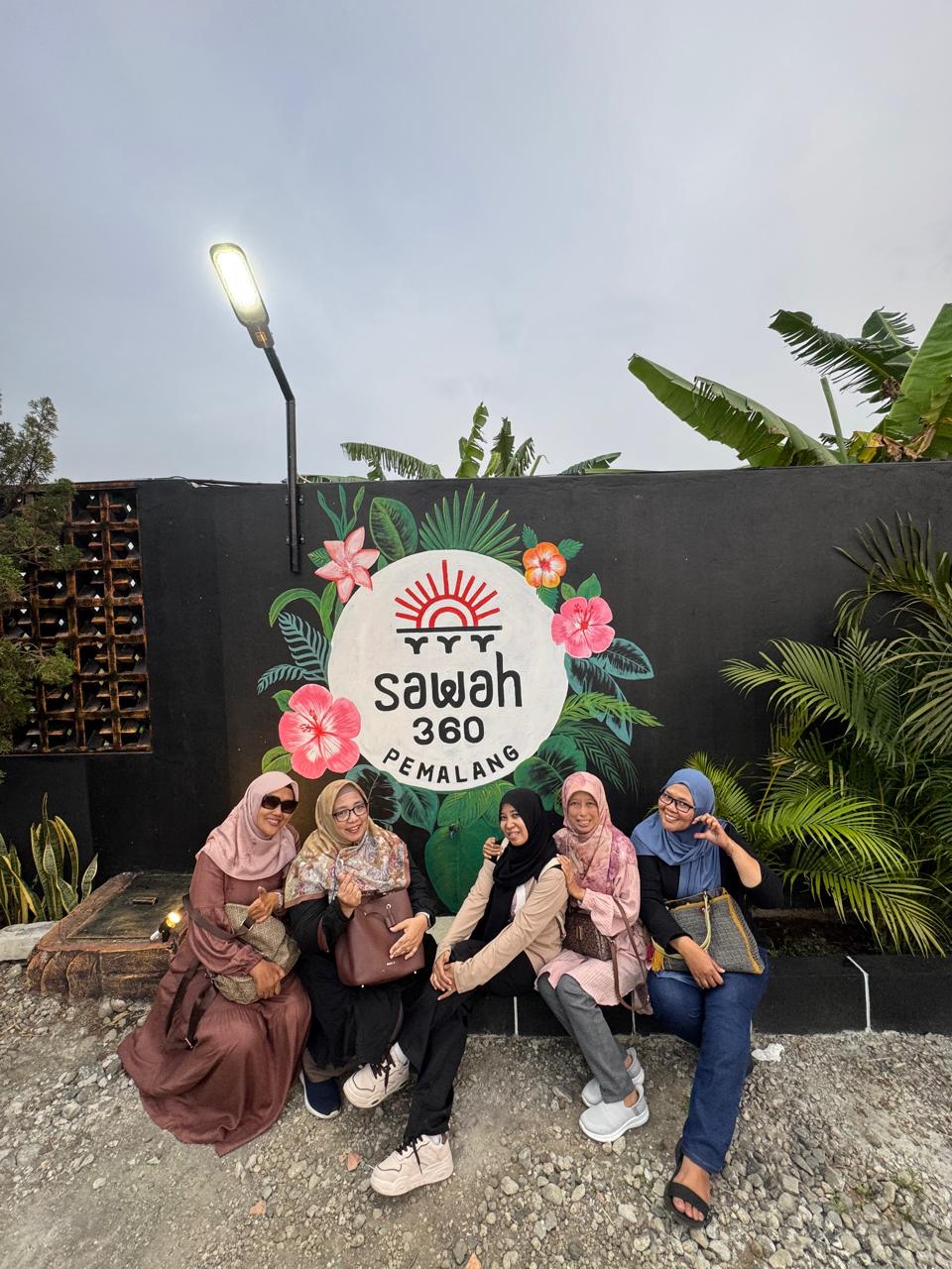 Pengunjung berfoto di area Sawah 360 di kawasan jalan raya Pemalang-Pekalongan Desa Widodaren, Kecamatan Petarukan, Pemalang.