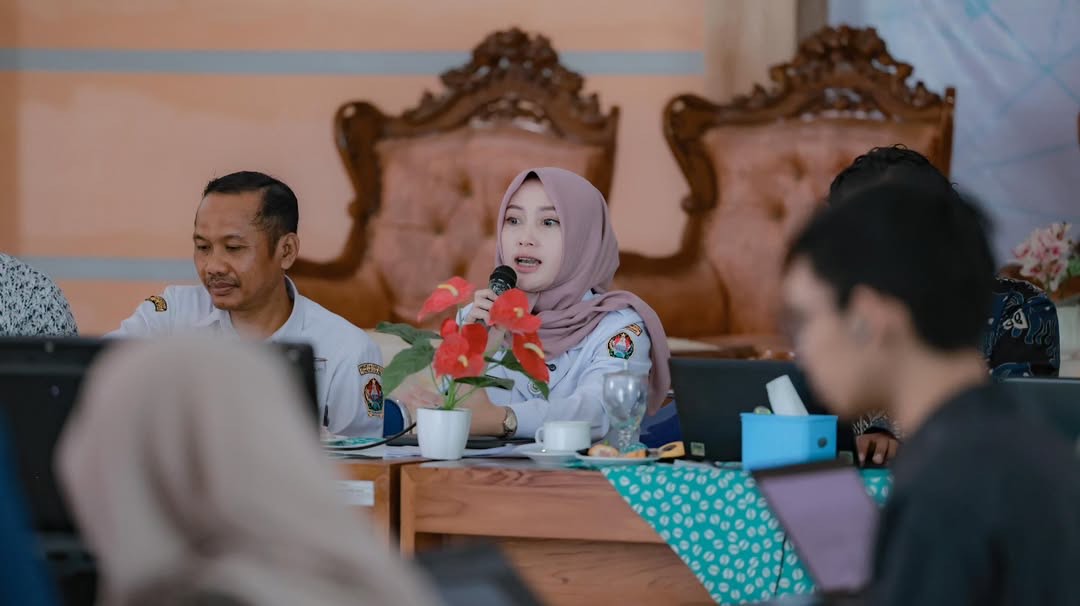Wabup Temanggung drg Nadia Muna bersama Kepala Bappeda Hendra Sumaryana di Aula Prau, Kantor Bappeda Temanggung.