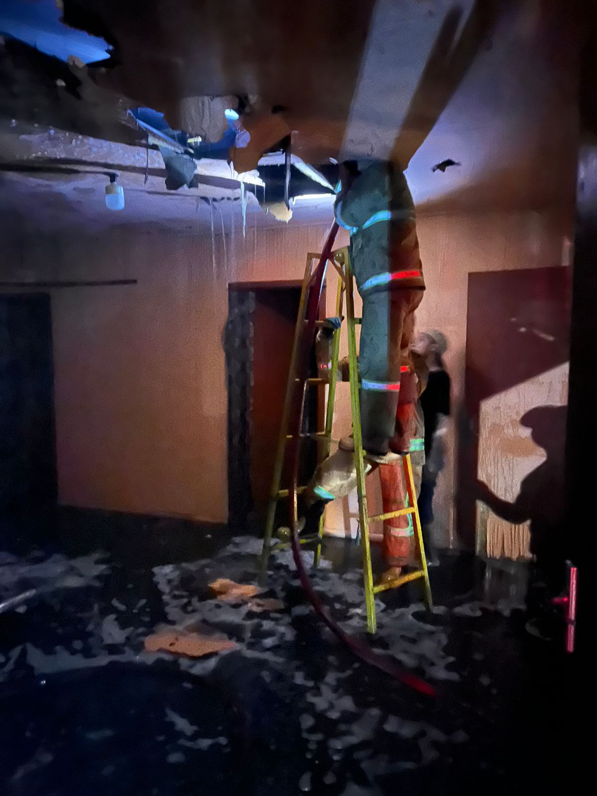 Petugas tengah memadamkan sisa-sisa api di rumah Ahmad Sopyan warga Ketinggring, Kalianget, Wonosobo.