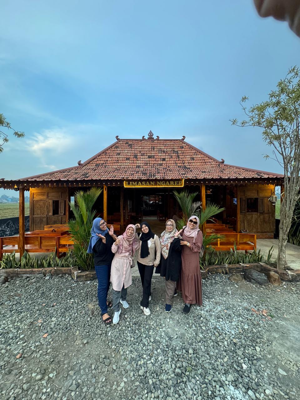 Pengunjung foto di depan rumah limasan di Sawah 360 Pemalang.