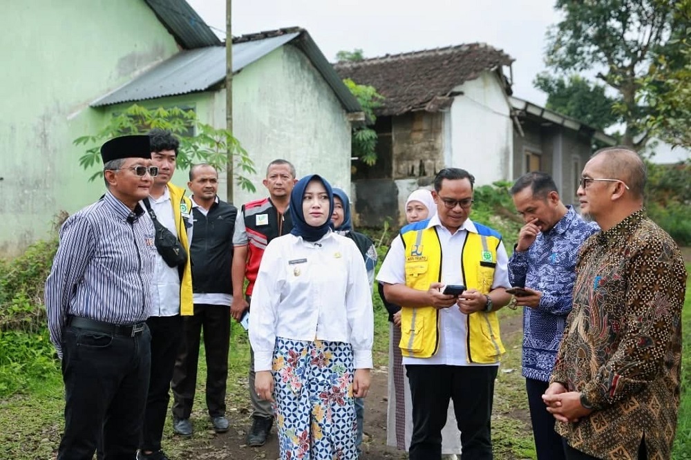 Menteri PU Dody Hanggodo bersama Wabup Nadia Muna meninjau lahan yang akan dibangun Sekolah Rakyat di Desa Karanggedong, Ngadirejo, Temanggung.