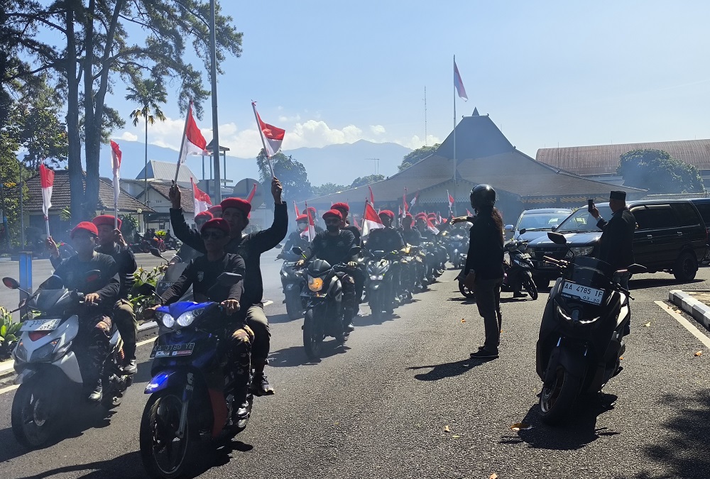 Sejumlah anggota laskar PWI melakukan konvoi dari Pendopo Kabupaten menuju Desa Plobangan, Sabtu (31/5/2025).&nbsp;