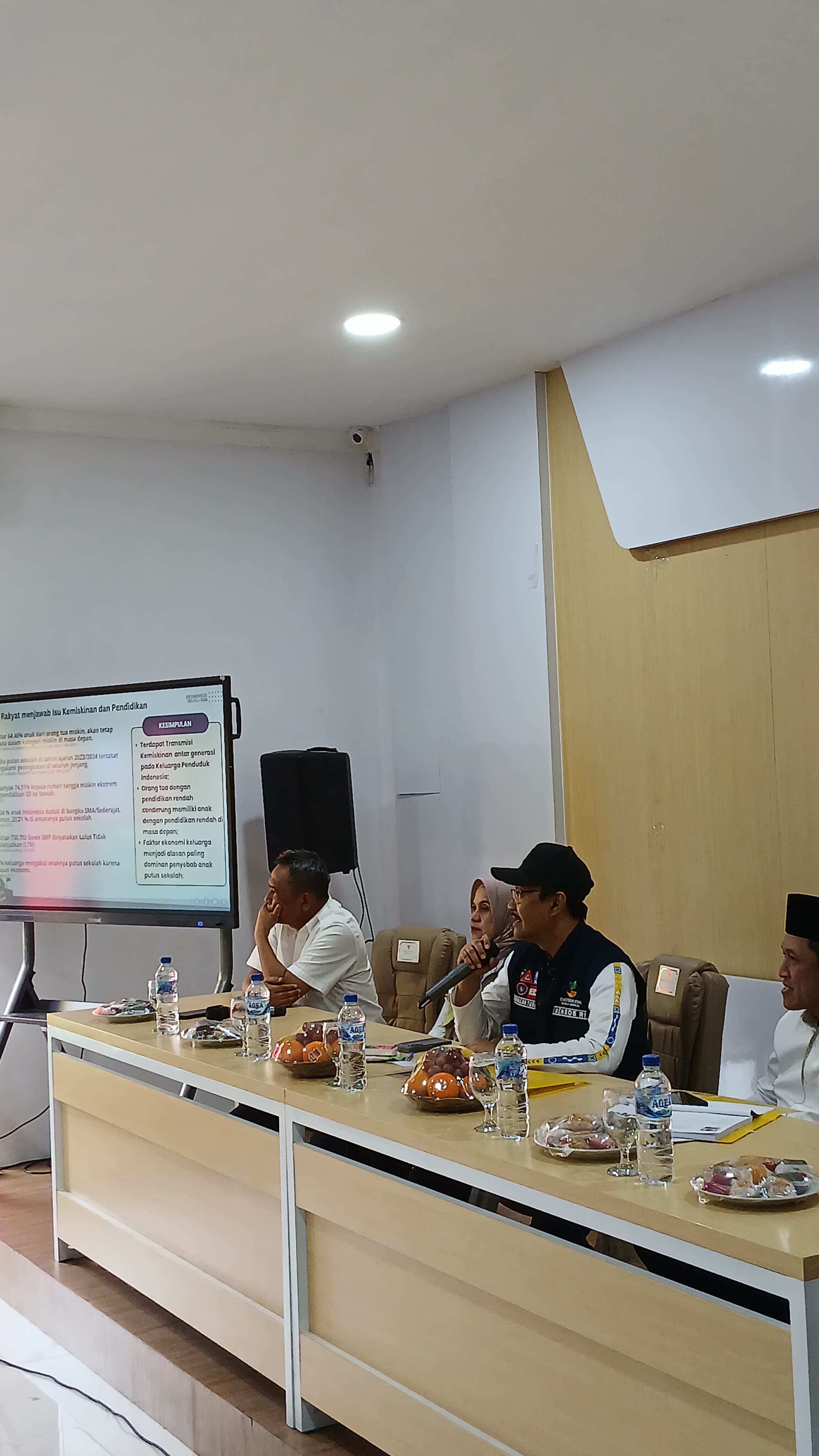 Mensos RI, Syaifullah Yusuf saat mendengarkan paparan dari pemerintah kabupaten wonosobo terkait rencana pendirian sekolah rakyat di Wonosobo, Minggu (1/5/2025).