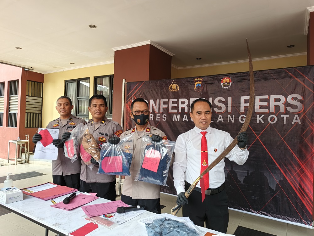 Wakapolres Magelang Kota Kompol Budiyuwono Fajar Wisnugroho dan Kasat Reskrim Iptu Iwan Kristiana menunjukkan barang bukti senjata tajam kasus perkelahian dan penganiayaan.