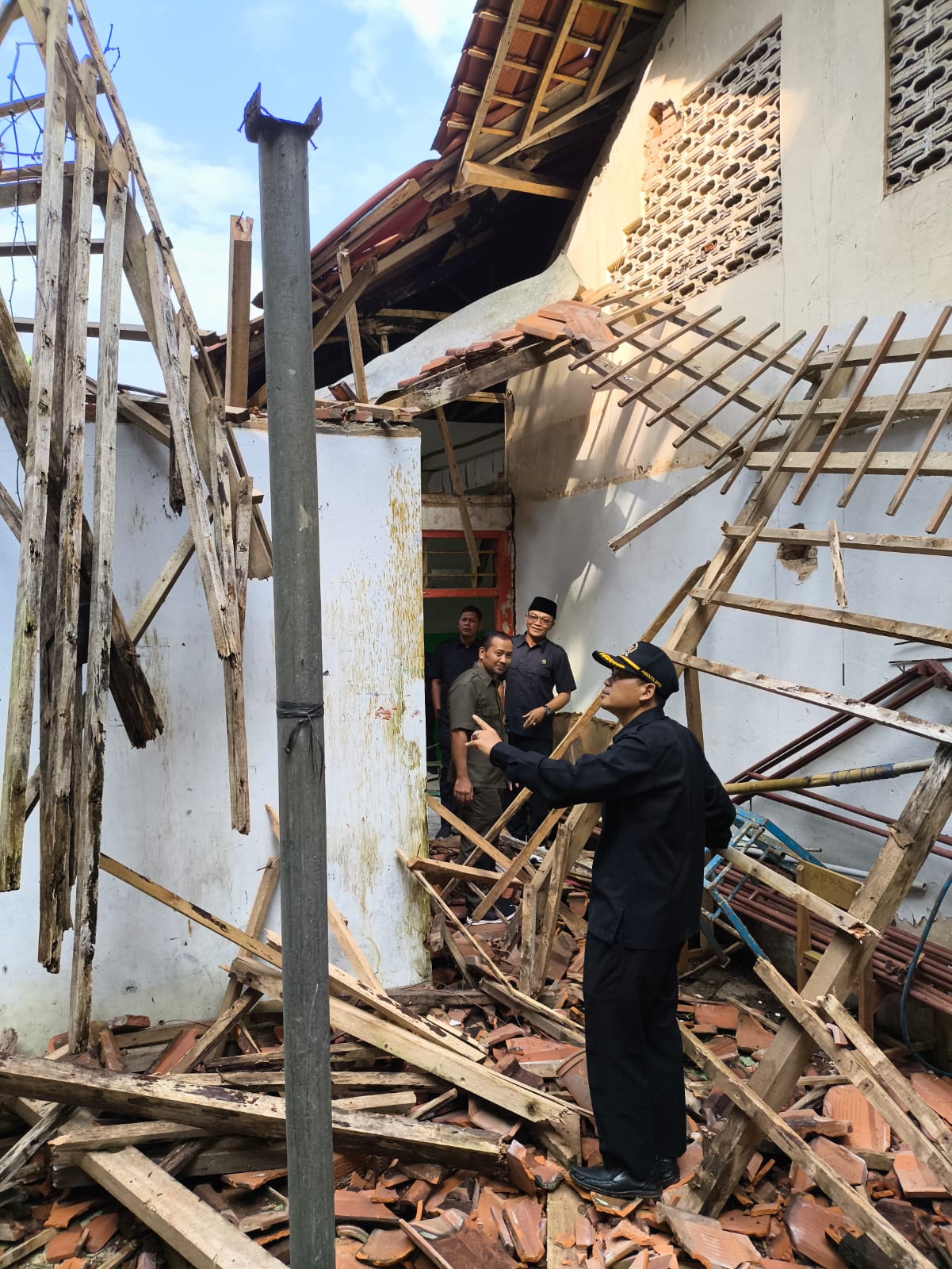 Komisi D DPRD Kabupaten Wonosobo mengecek kondisi atap kelas SDN Lebak Kaliwiro  yang atapnya ambrol, Senin (2/6/2025).