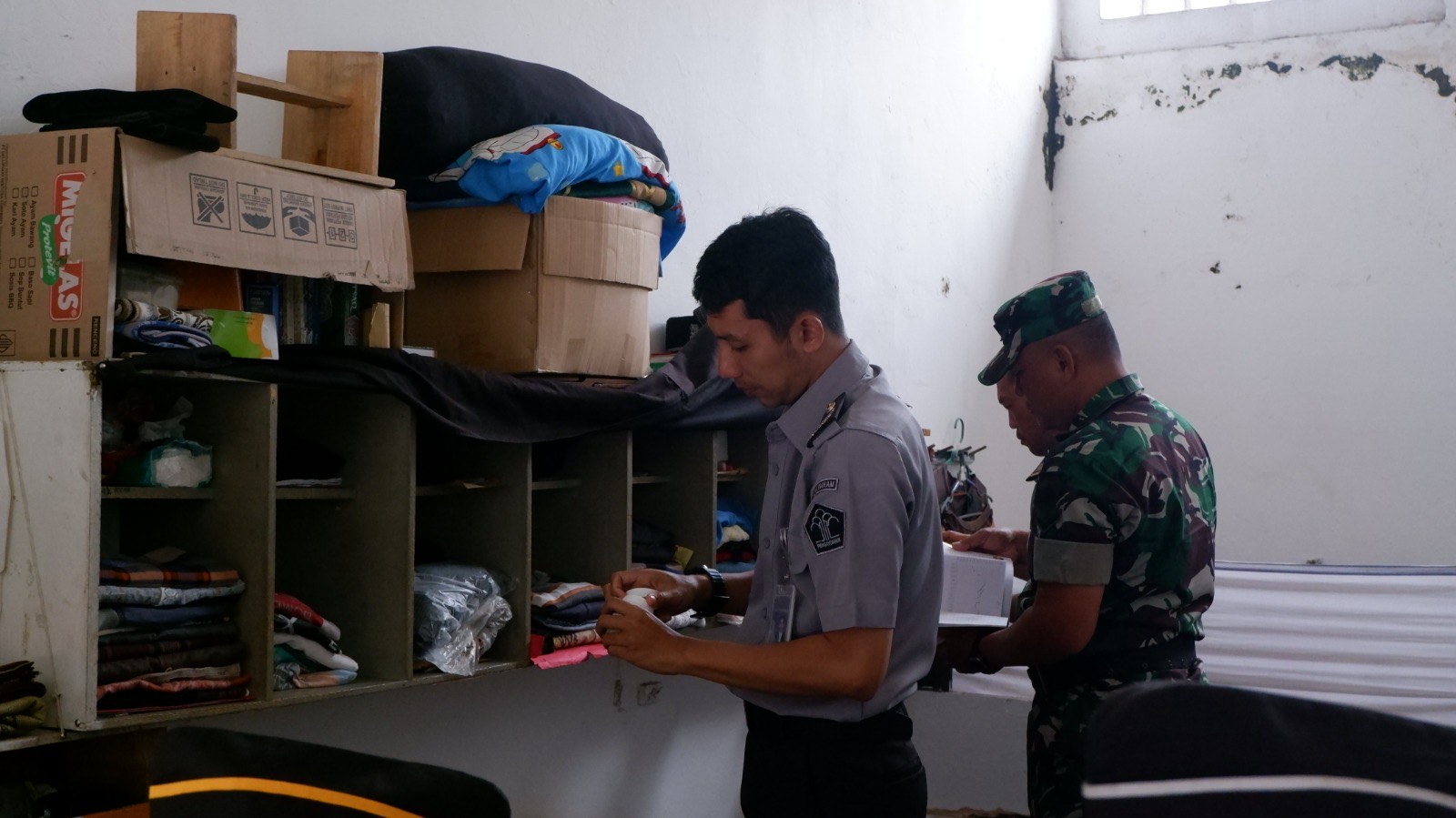 Petugas gabungan melakukan razia dan tes urine kepada warga di dalam rutan kelas IIB Temanggung, Senin (2/6/2025).