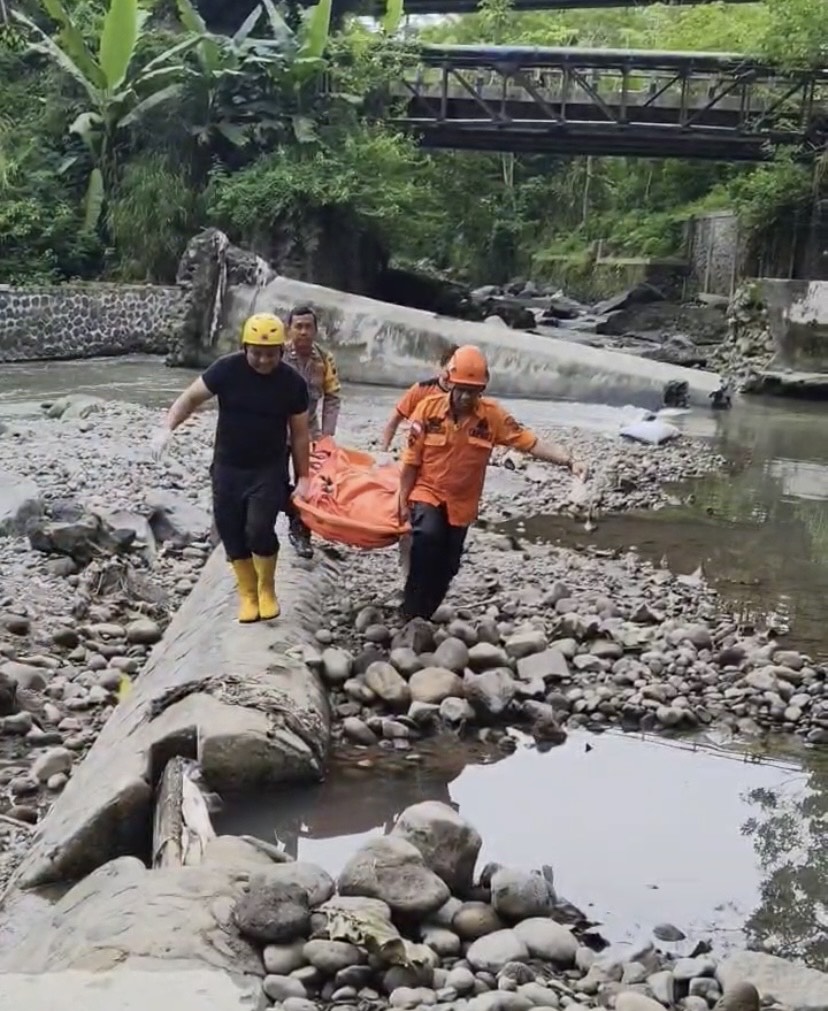 Petugas BPBD mengevakuasi jenazah korban tenggelam di Sungai Sroyo, Temanggung.