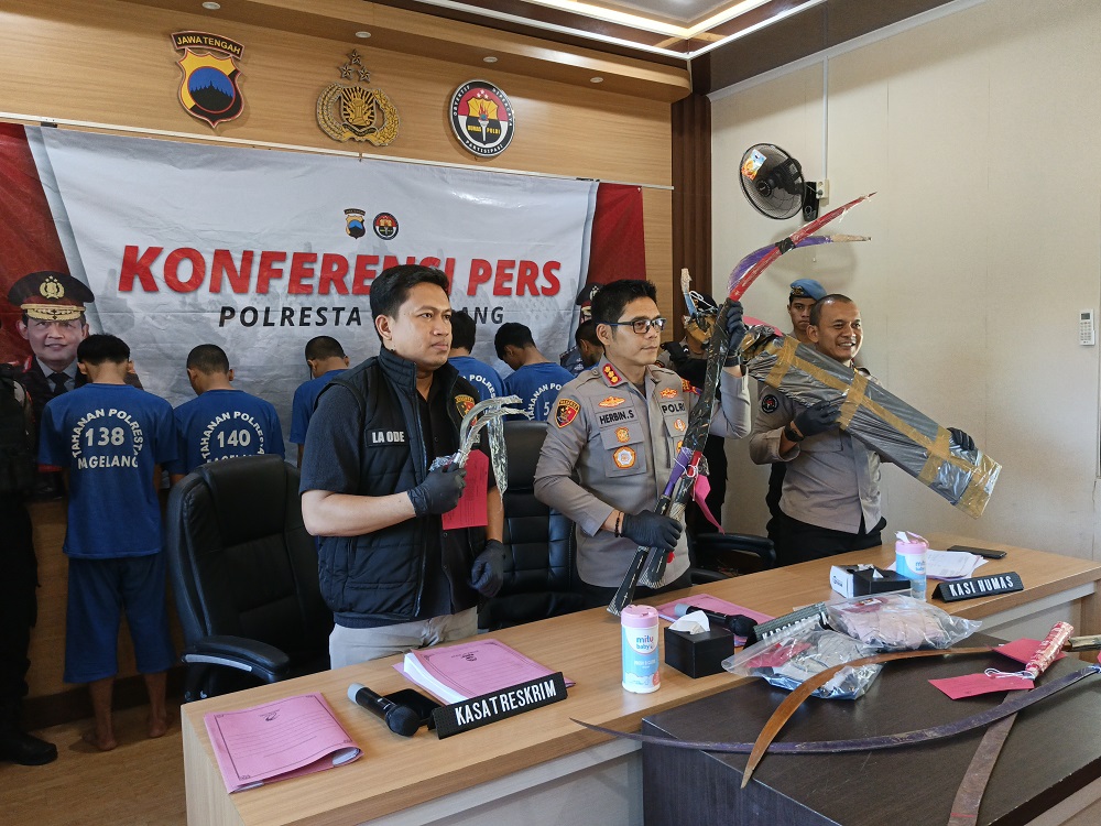 Kapolresta Magelang Kombes Pol Herbin Sianipar menunjukkan senjata tajam yang dibeli dengan sistem COD.
