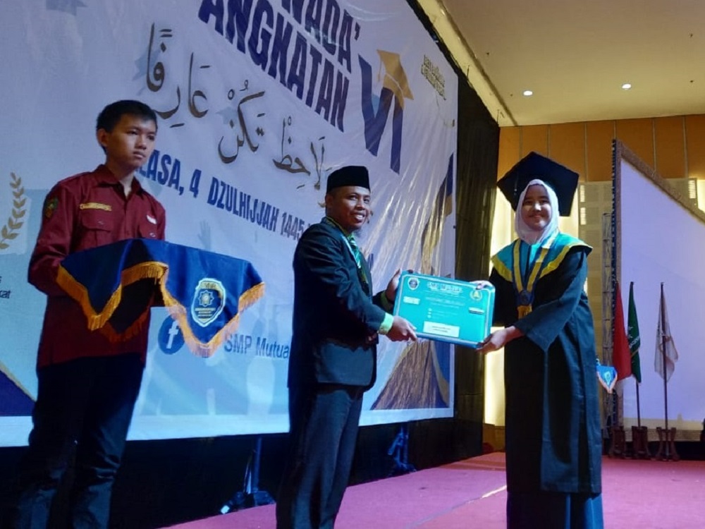 Kepala SMP Mutual Kota Magelang Wasi&rsquo;un menyerahkan piagam penghargaan saat Khutbah Wada VI tahun lalu.