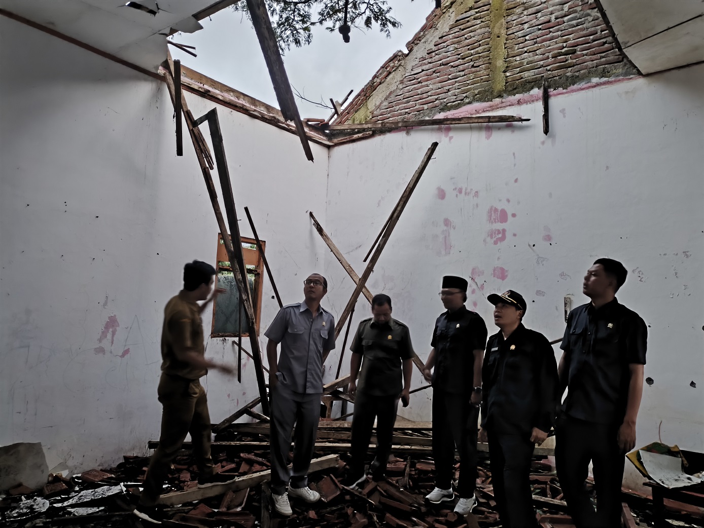 Jajaran Komisi D DPRD Kabupaten wonosobo meninjau sekolah rusak.