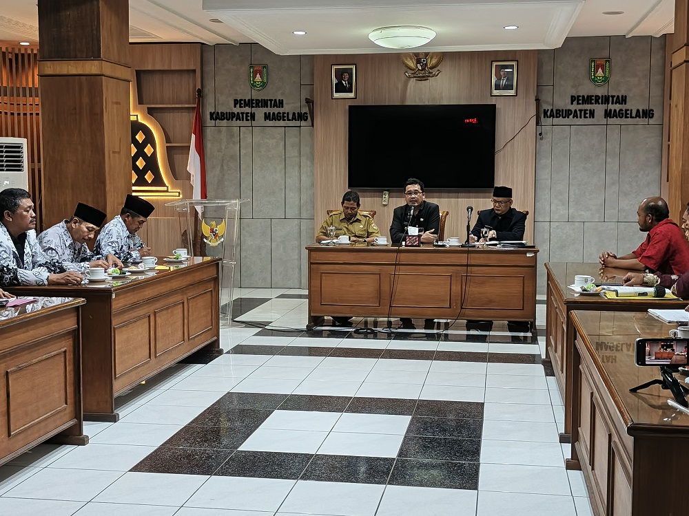 Perwakilan Forum Pegawai Tidak Tetap (PTT) Tenaga Kependidikan (Tendik) saat audiensi dengan Bupati Magelang Grengseng Pamuji dan Plt Kepala BKPPD Aziz Amin Mujahidin.