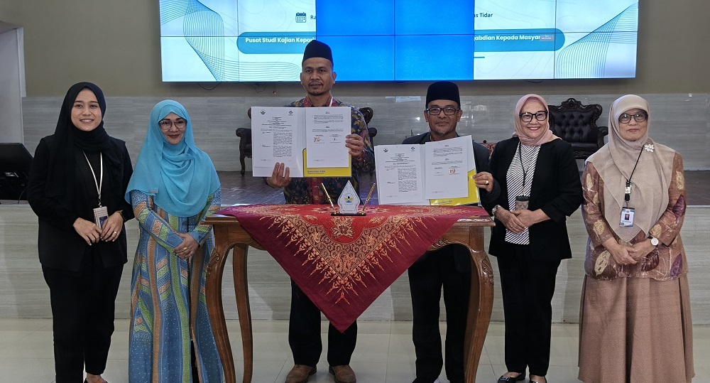 Rektor Universitas Tidar Prof Dr Sugiyarto menunjukkan MoU dengan Badan Pengelola Otorita Borobudur, Rabu (4/6/2025).