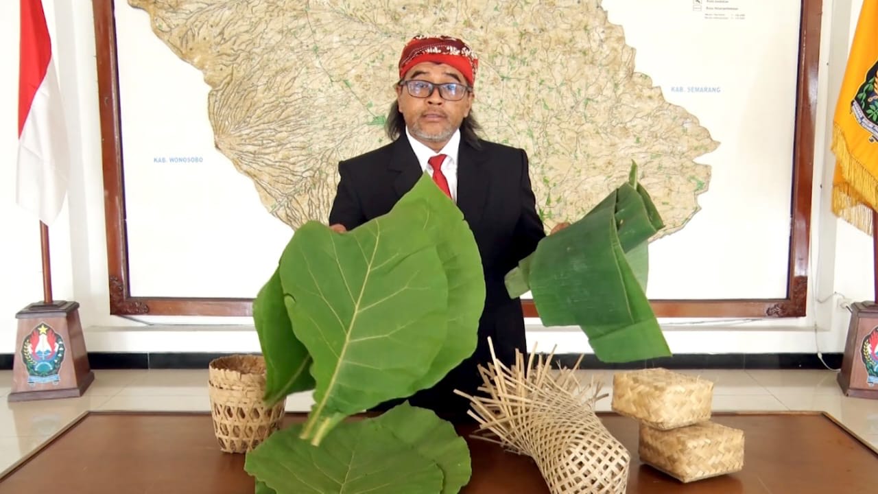 Bupati Temanggung Agus Setyawan memperlihatkan daun dan besek untuk bungkus daging kurban yang nonplastik.