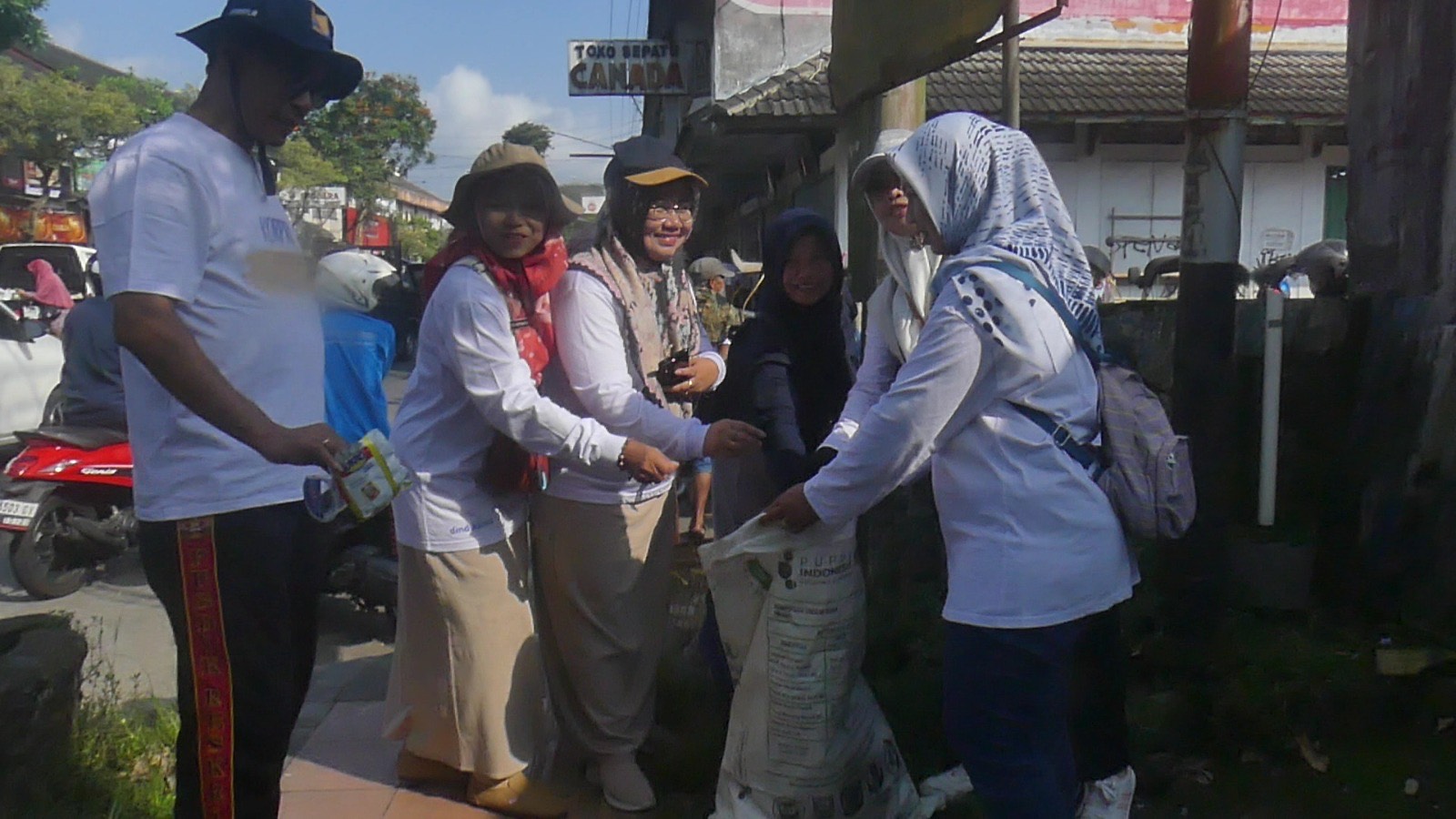 Aksi bersih lingkungan dalam rangka memperingati Hari Lingkungan Hidup Sedunia tahun 2025, Kamis (5/6/2025).