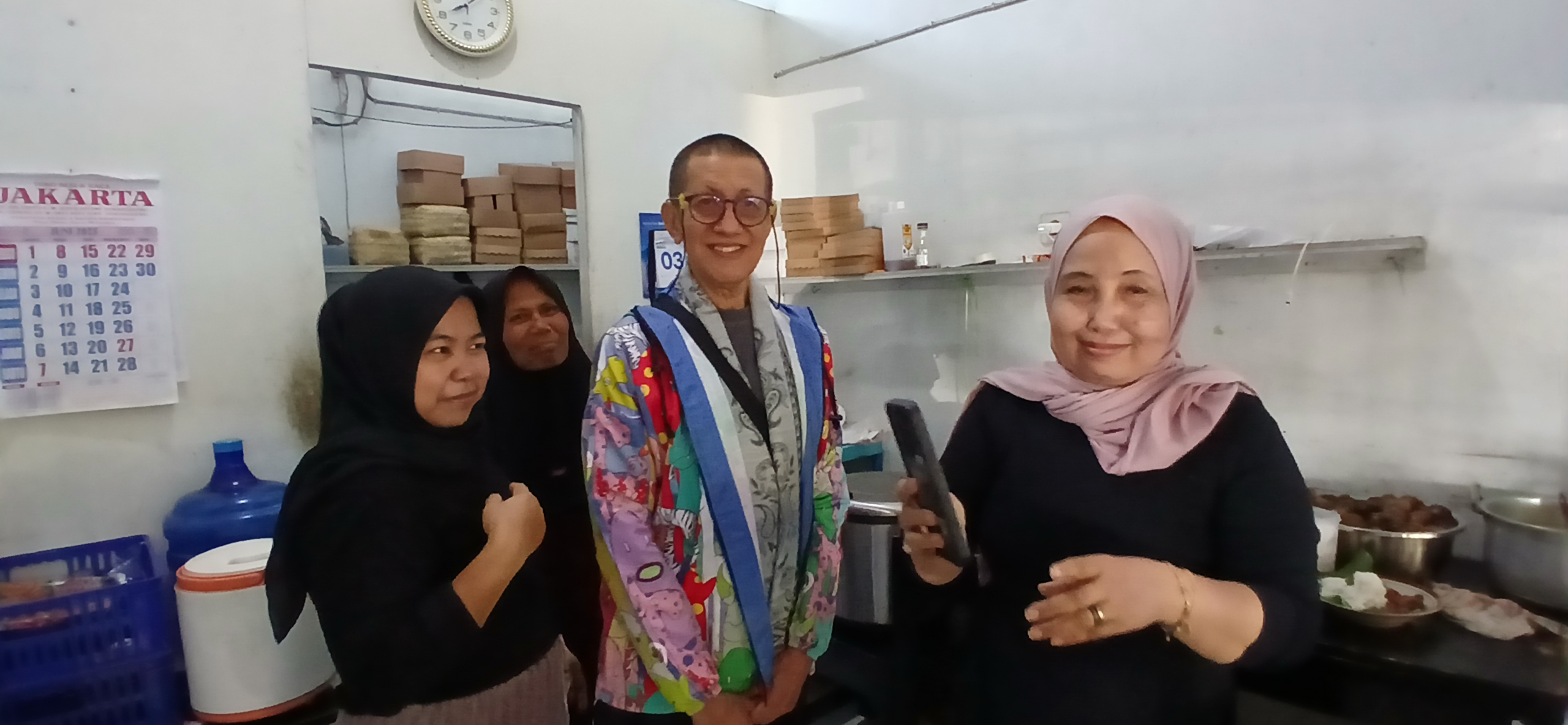 Didik Nini Thowok diajak foto bersama pengelola warung gudeg di kawasan Alun-alun Temanggung, Jumat (6/6/2025).
