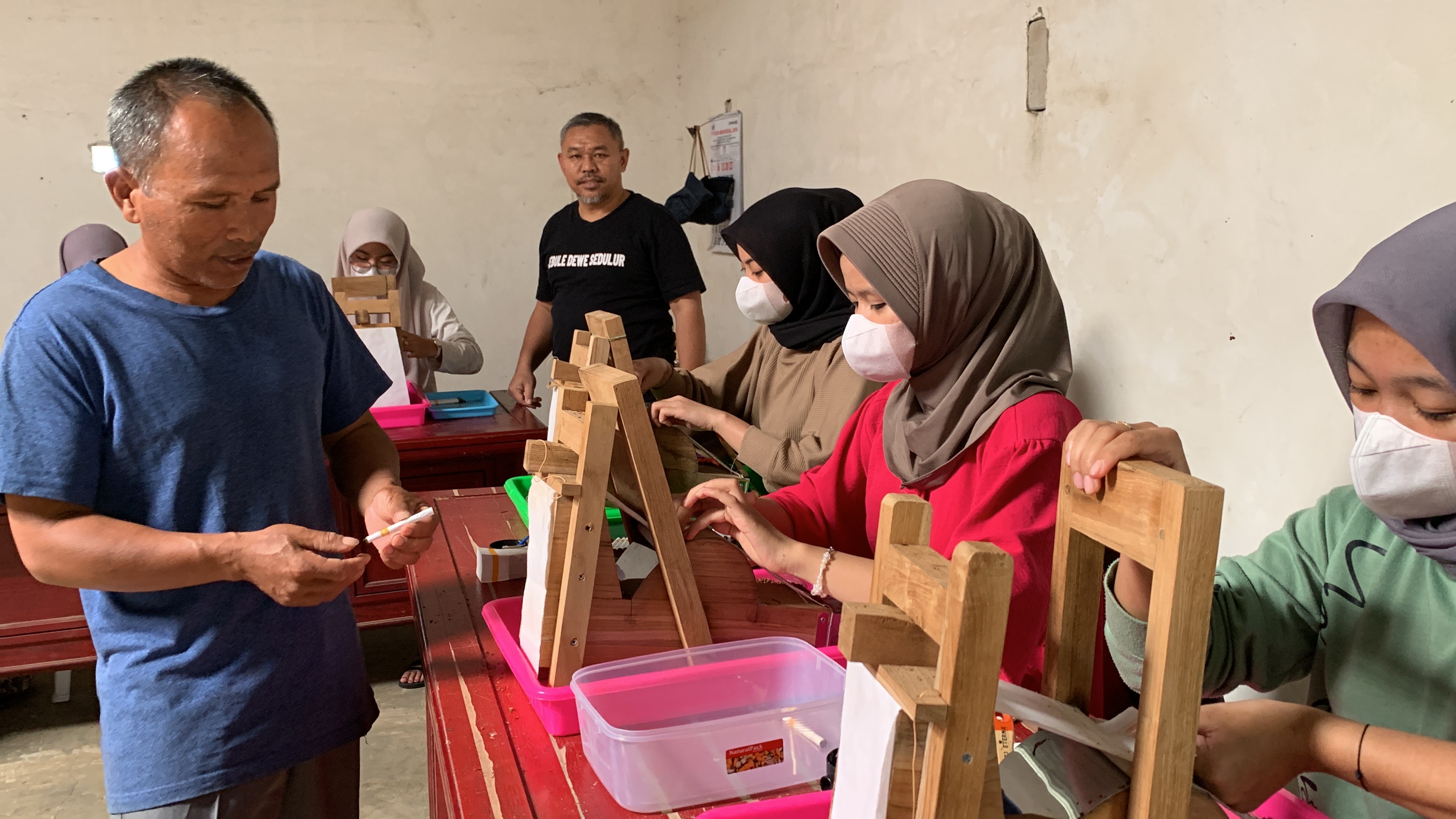 aryawan tengah membuat produk rokok kretek khas temanggungan di Desa Candisari, Kecamatan Bansari, Temanggung.