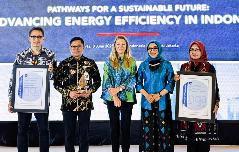Penyerahan sertifikat rekomendasi dilakukan oleh Dirjen EBTKE, Eniya Listiani Dewi kepada Wali Kota Magelang Damar Prasetyono, dalam acara Closing Ceremony UK PACT Phase I & Launch Phase II