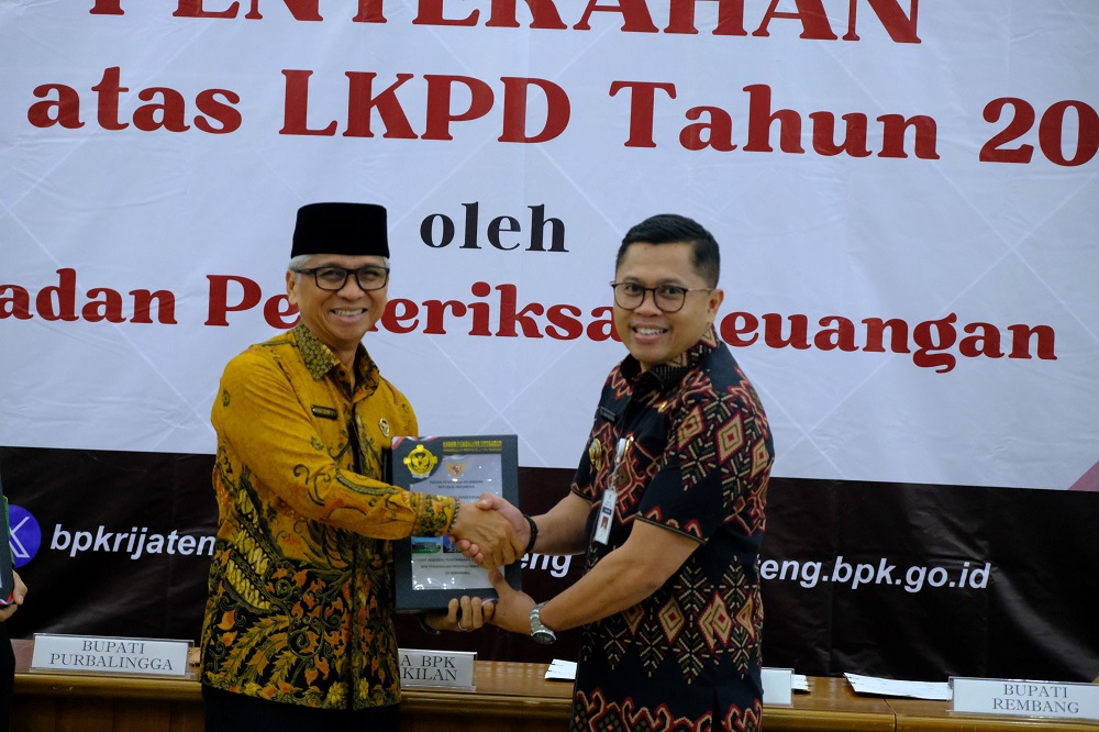 Kepala BPK RI Perwakilan Provinsi Jateng Ahmad Lutfi menyerahkan piagam WTP kepada Wali Kota Magelang Damar Prasetyono, Kamis (5/6/2025).