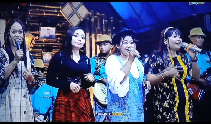 Para penyanyi Orkes Melayu Janema saat tampil&nbsp;&nbsp;di Dusun Sawit RT 03 RW 03, Nongkosawit, Desa Girirejo, Kecamatan Ngablak, Kabupaten Magelang , Selasa (3/6/2025) lalu.