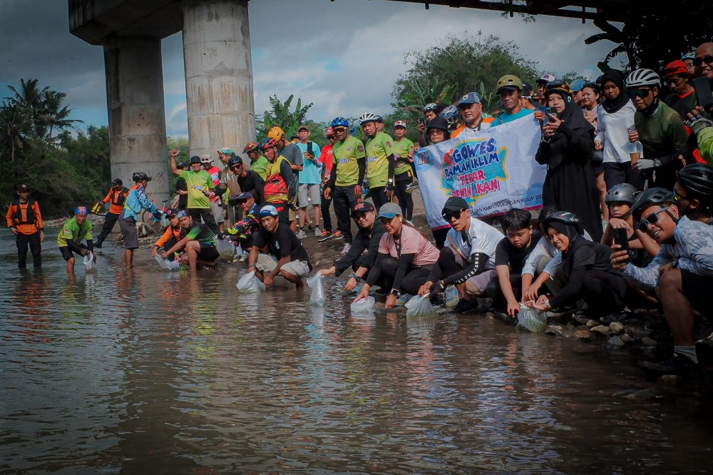 Ratusan pegiat sepeda berbagai komunitas antusias mengikuti Gowes Ramah Iklim dan Tebar Benih Ikan Salem di Sungai Progo, Magelang, Minggu (8/6).