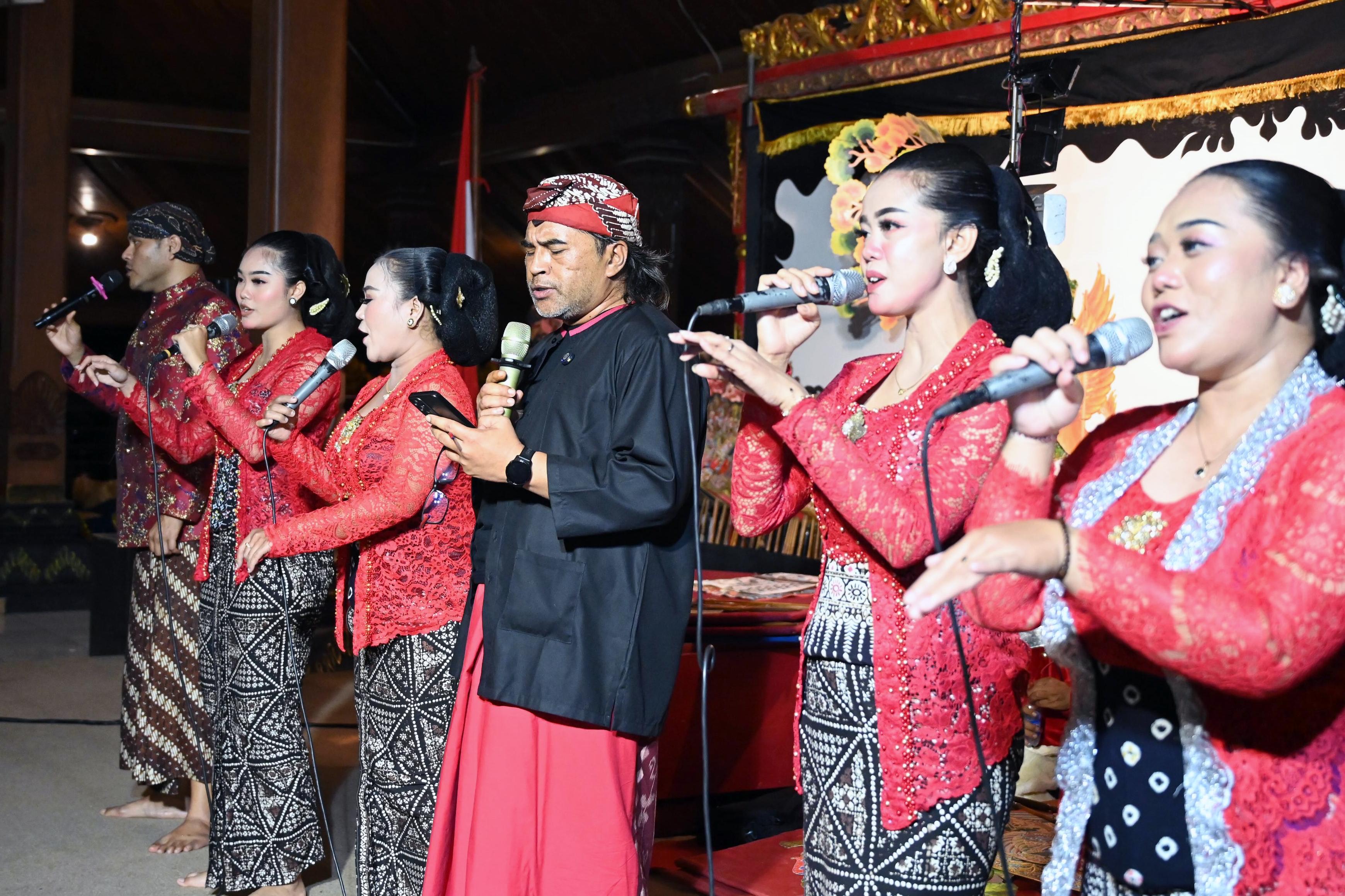 Bupati Temanggung Agus Setyawan menggelar wayangan di Pendopo Pengayoman, Sabtu (7/6) malam.