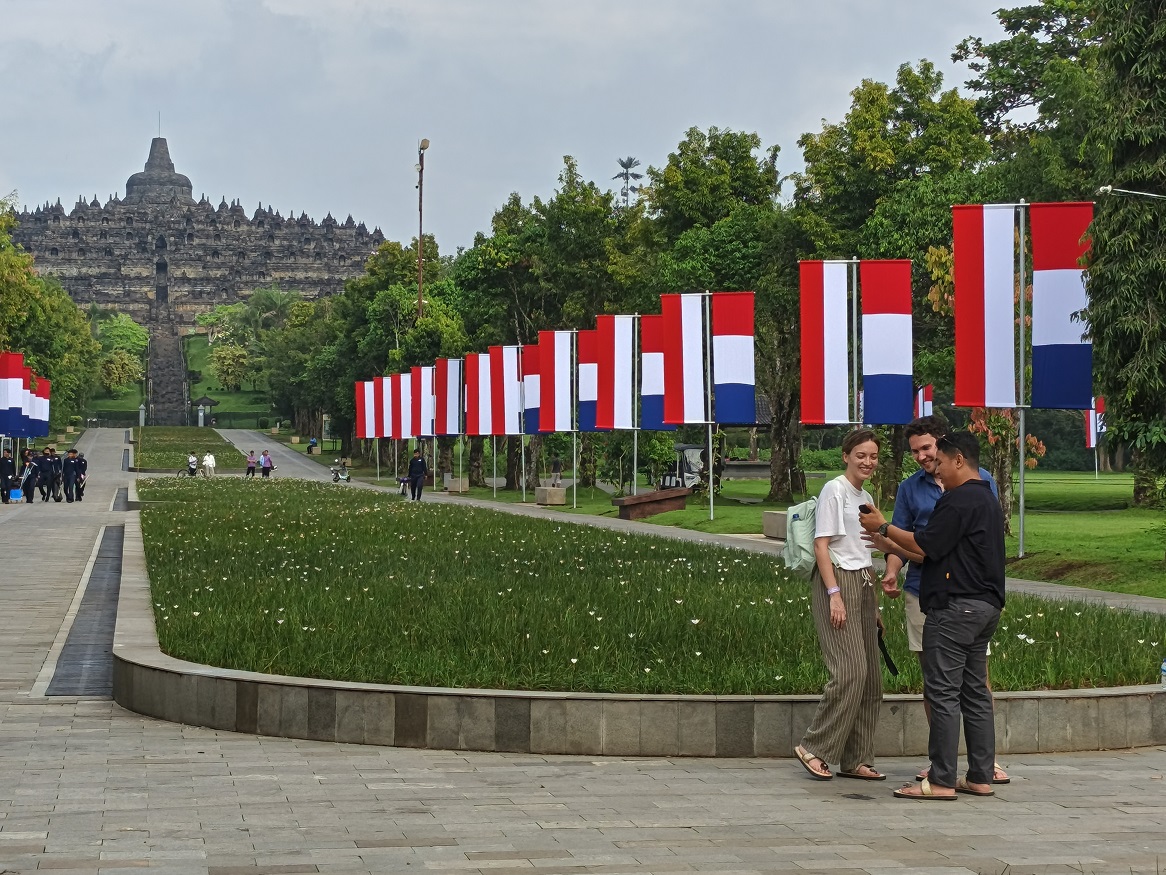 Wisatawan yang tidak mendapatkan kuota naik ke Candi Borobudur, hanya bisa berfoto-foto di bawah.