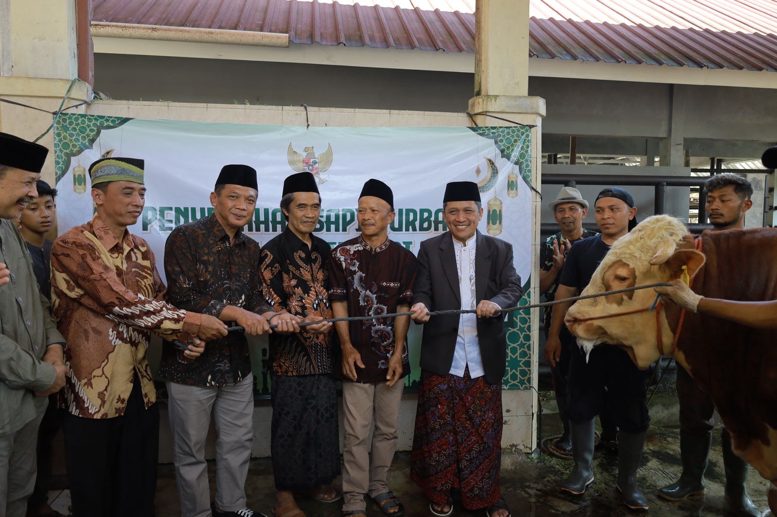 Bupati Wonosobo Afif Nurhidayat menyerahkan sapi kurban dari Presiden Prabowo Subianto di RPH Wonosobo, Jumat (6/6/2025).