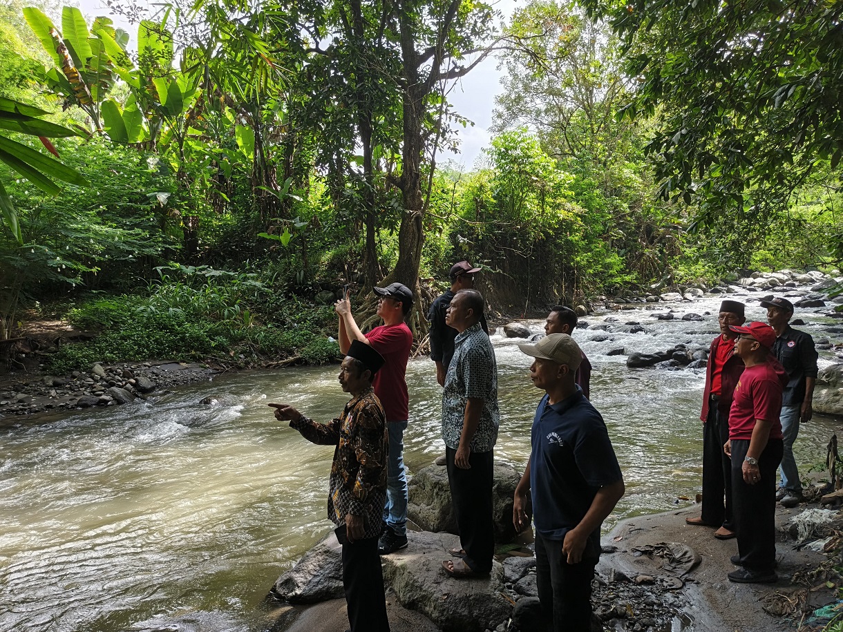 Bupati Magelang Grengseng bersama warga mengecek tebing yang tergerus aliran Sungai Mangu di Desa Pagersari, Kecamatan Mungkid, Kabupaten Magelang, Senin (9/6/2025).