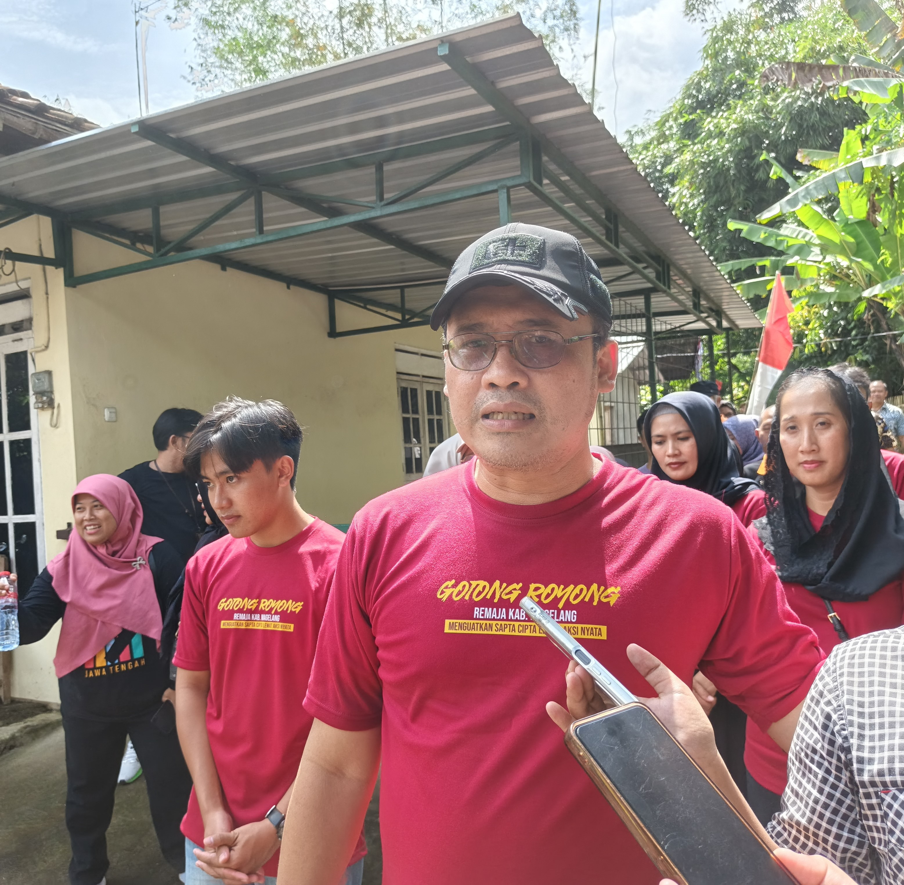 Bupati Magelang Grengseng Pamuji, doorstop bersama wartawan usai kegiatan penanaman pohon di Desa Pagersari, Mungkid, Senin (9/6/2025).
