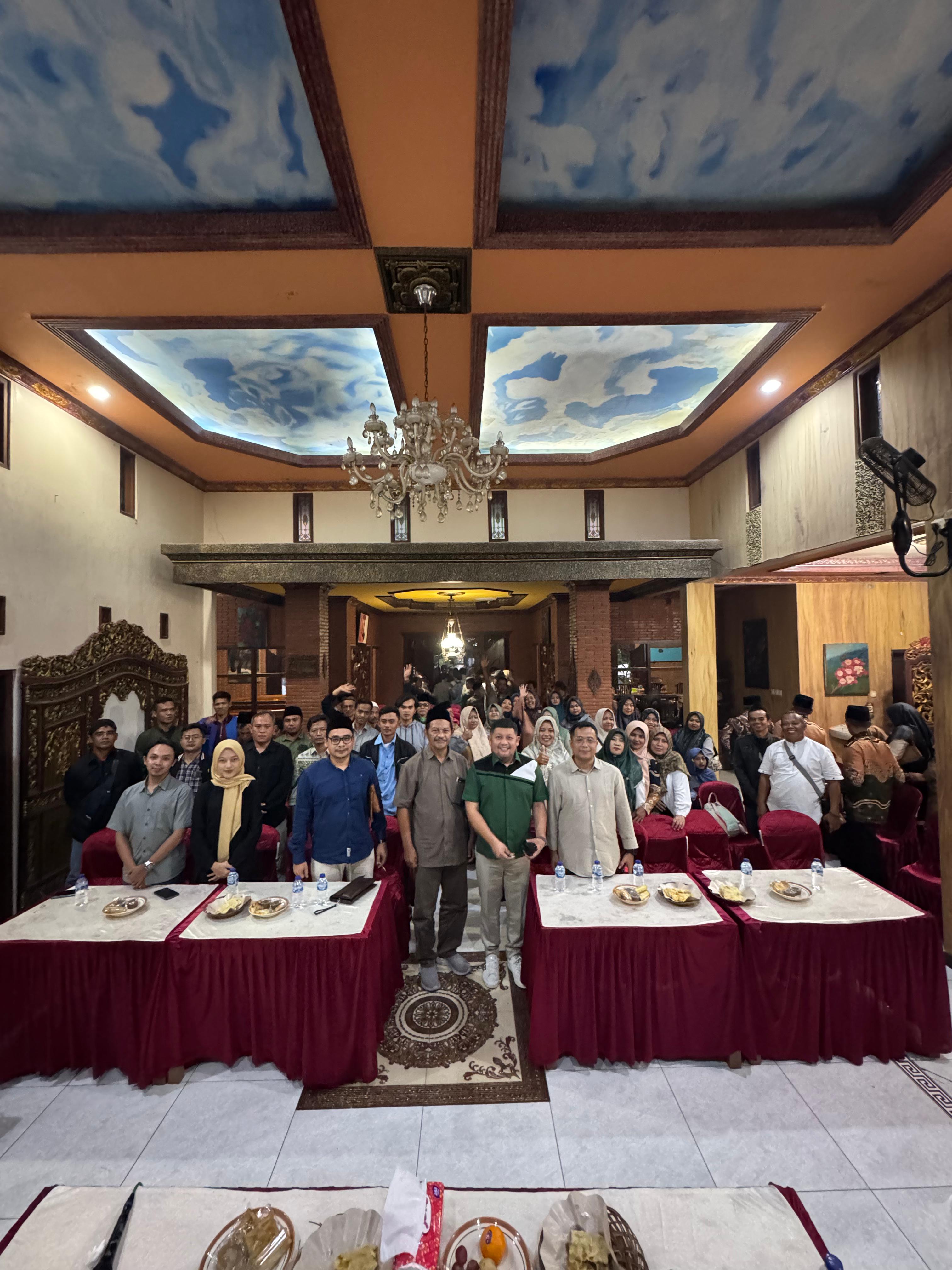 Anggota Komisi III DPR RI Abdullah bersama konstituen dan mitra dalam acara reses yang berlangsung di Rumah Makan New Gazebo, Sabtu (7/6/2025).