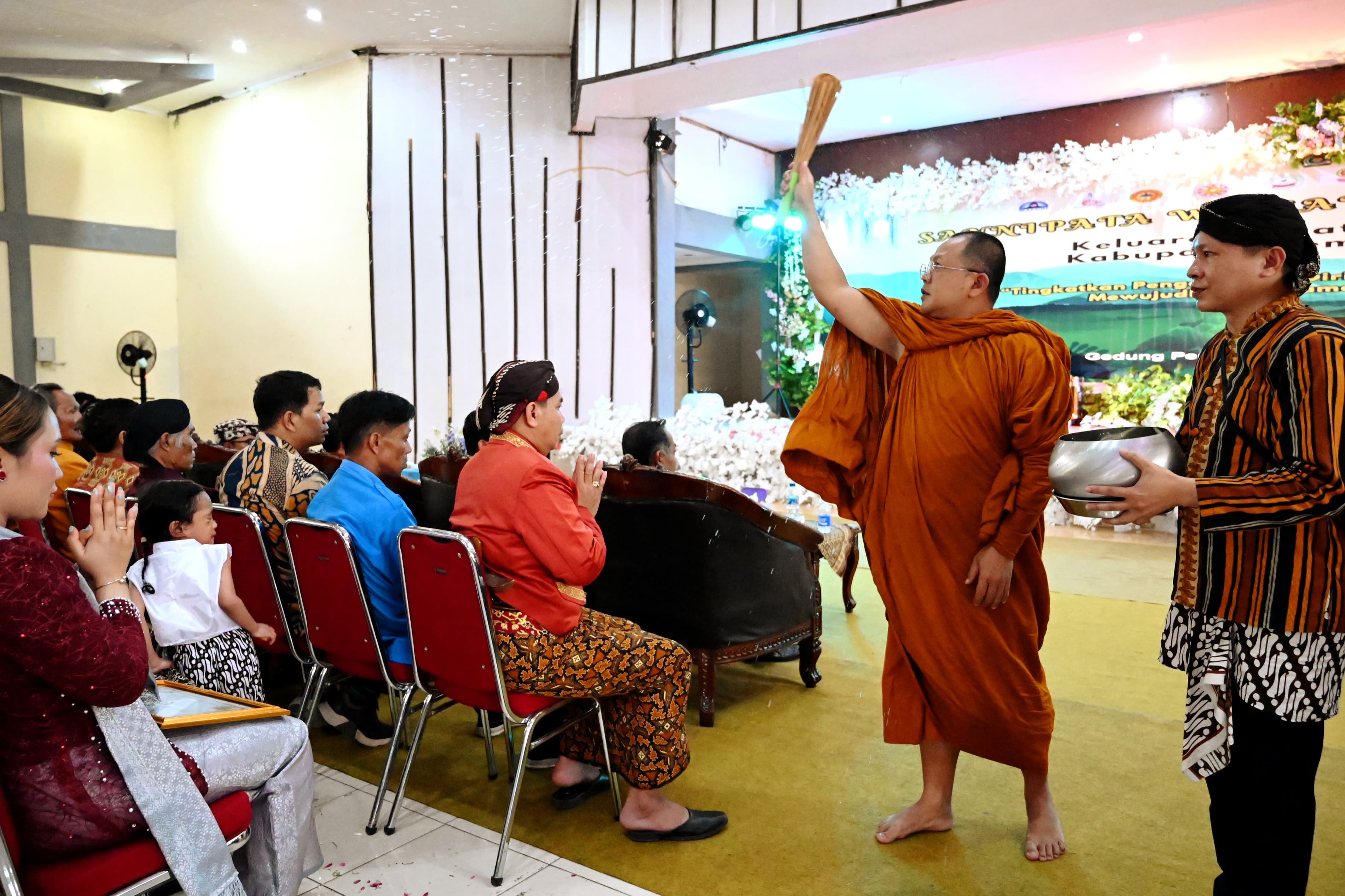 Kegiatan Sannipata Waisak 2569 BE/2025 Masehi keluarga umat Buddha Kabupaten Temanggung di Gedung Pemuda, Minggu (8/6/2025).