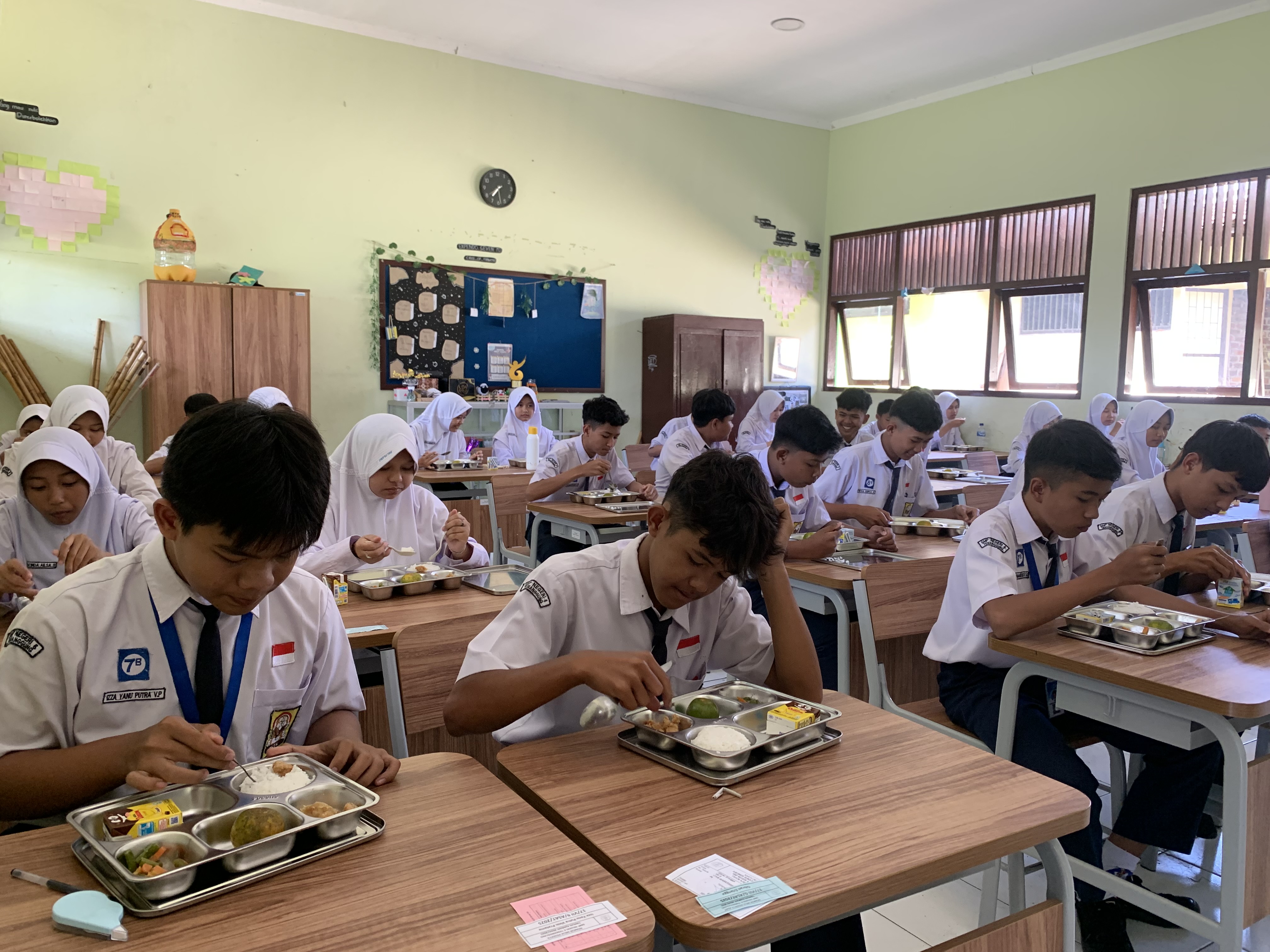 Siswa SMP Negeri 6 Temanggung tampak lahap menyantap menu MBG, Selasa (10/6/2025).