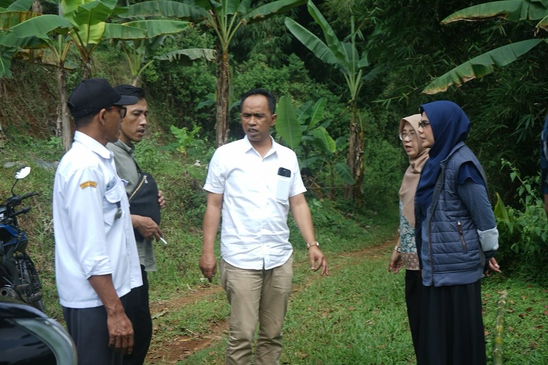 Komisi B DPRD Temanggung ketika meninjau pembangunan ruas jalan di beberapa titik.
