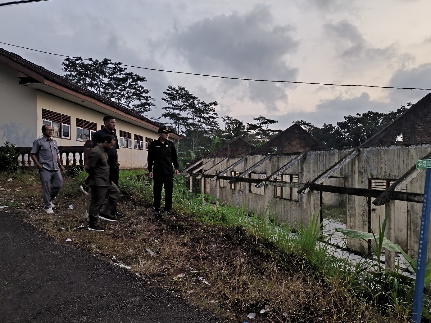 Komisi D DPRD Kabupaten Temanggung ketika sidak ke sekolah yang rusak.